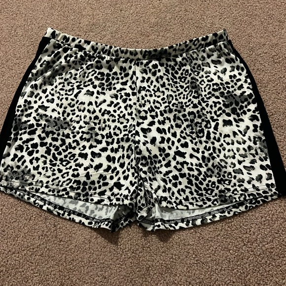 Tahari leopard pajama set size small - Picture 4 of 4